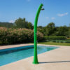 RIO-SS0935-GREEN Ducha Solar Verde RAL 3028 fabricada en polietileno HD ideal para exteriores Incluye tanque de 25L cabezal redondo y ducha para pies Perfecta para jardines y actividades al aire libre STARMATRIX
