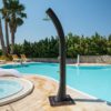 DOCCIA-SOLE-XXL-NERA-ORO-ambientata - Ducha solar Jardin Y Piscinas