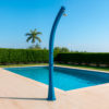 DOCCIASOLARE-RIO-BLU Ducha Solar Exterior Azul Curvada Starmatrix Rio 22l Con Lavapies Polietileno Blanco 226 Cm Ideal Para Jardín Piscina Camping Terraza Ducha Solar Piscina y Ducha De Jardín Para Exterior