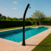 DOCCIASOLARE-RIO-NERO MPC Ducha Negra para Piscina con Calefacción Solar de Polietileno HD Altura 226 cm Depósito de 25 litros Lavapies y Grifería de Latón Modelo Rio