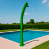 DOCCIASOLARE-RIO-VERDE-BLACKMATT MPC Ducha Solar Calefactora Verde de Polietileno con Depósito de 25 Litros y Grifería Negra Modelo Rio 226 cm de altura Rociador Redondo de 10 cm de diámetro Ideal para Exterior