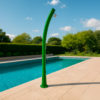 DOCCIASOLARE-RIO-VERDE MPC Ducha Jardín Solar Verde con Estructura Curva de Polietileno HD Altura 226 cm Soffione Redondo de 10 cm Tanque de 25 Litros y Lavapiedi Modelo Rio