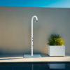 LUNA-ALU-BIANCA-SENSOR Sined Ducha de exterior en Aluminio Blanco con alcachofa Led de 3 Jets y Doble Toma de Agua Para interiores o exteriores Modelo LUNA ALU BIANCA SENSOR